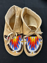 Load image into Gallery viewer, MOCCASINS ADULT (SIZE 9)
